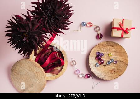 Perles multicolores, rubans de satin dans une boîte pour travaux d'aiguille. Banque D'Images