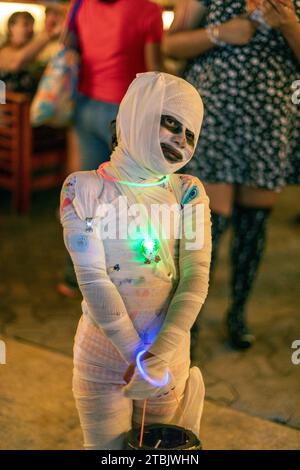 Mexique, Isla Mujures, Une jeune fille vêtue en costume de momie pour célébrer le jour des morts aussi connu sous le nom de dia de los Muertos Banque D'Images