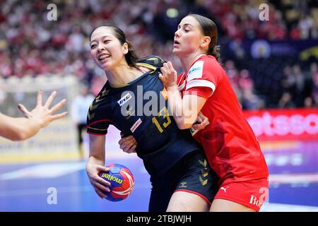 Les Japonais Kaho Nakayama, à gauche, lors du match du Championnat du monde de Handball féminin de l’IHF entre le Danemark et le Japon dans le groupe de ronde principale 3 à Jyske Bank Boxen à Herning Danemark jeudi 7 décembre 2023 Banque D'Images