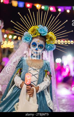 Mexique, Isla Mujures, Une jeune fille habillée en costume pour célébrer le jour des morts aussi connu sous le nom de dia de los Muertos Banque D'Images