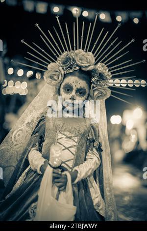 Mexique, Isla Mujures, Une jeune fille habillée en costume pour célébrer le jour des morts aussi connu sous le nom de dia de los Muertos Banque D'Images