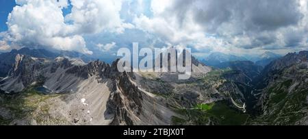 Vue panoramique aérienne de la montagne Tre cime di Lavaredo pendant une journée ensoleillée avec nuages et brouillard dans les Dolomites, Italie. Banque D'Images