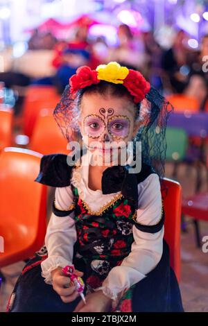 Mexique, Isla Mujures, Une jeune fille habillée en costume pour célébrer le jour des morts aussi connu sous le nom de dia de los Muertos Banque D'Images