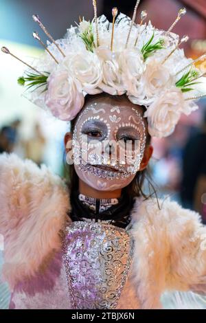 Mexique, Isla Mujures, Une jeune fille habillée en costume pour célébrer le jour des morts aussi connu sous le nom de dia de los Muertos Banque D'Images