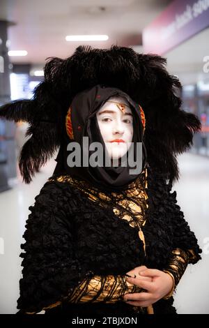 NEC, BIRMINGHAM, ROYAUME-UNI - 3 DÉCEMBRE 2023. Une cosplayeuse habillée en Queen Amidala de la série de films Star Wars lors d'un événement britannique Comic con Banque D'Images