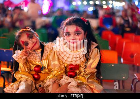 Mexique, Isla Mujures, Une jeune fille habillée en costume pour célébrer le jour des morts aussi connu sous le nom de dia de los Muertos Banque D'Images