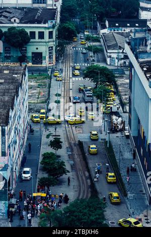 Rio de Janeiro, Brésil - 5 décembre 2023 : vue en perspective d'une rangée de célèbres taxis jaunes à Rio de Janeiro Banque D'Images