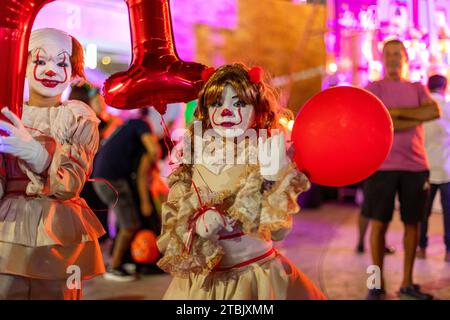 Mexique, Isla Mujures, Une jeune fille vêtue en costume de clown pour célébrer le jour des morts aussi connu sous le nom de dia de los Muertos Banque D'Images