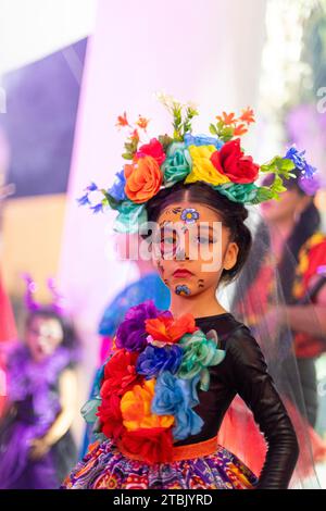 Mexique, Isla Mujures, Une jeune fille habillée en costume pour célébrer le jour des morts aussi connu sous le nom de dia de los Muertos Banque D'Images