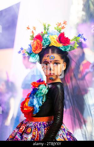 Mexique, Isla Mujures, Une jeune fille habillée en costume pour célébrer le jour des morts aussi connu sous le nom de dia de los Muertos Banque D'Images