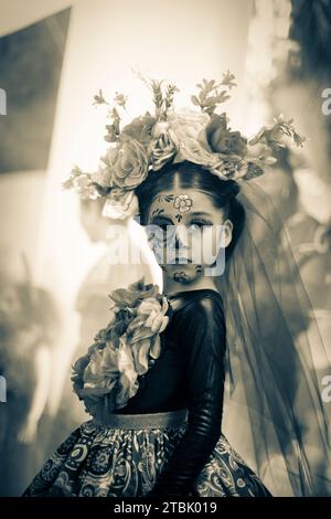 Mexique, Isla Mujures, Une jeune fille habillée en costume pour célébrer le jour des morts aussi connu sous le nom de dia de los Muertos Banque D'Images