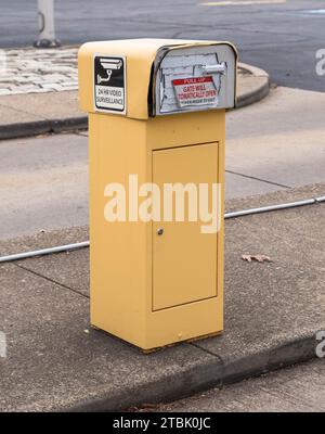 L'invention concerne un distributeur de tickets de stationnement dans un parking qui n'est plus utilisé à Pittsburgh, Pennsylvanie, États-Unis, un jour d'automne Banque D'Images