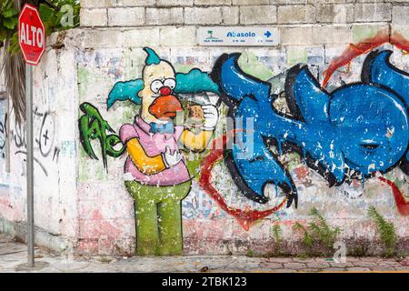 Mexique, Isla Mujures, mur mural grafitti de croustillant le Clown ayant un hamburger Banque D'Images