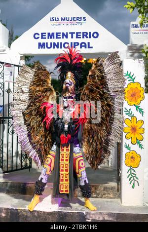 Mexique, Isla Mujures, Un homme vêtu en costume comme l'aigle maya à l'entrée du cimetière pour célébrer le jour des morts aussi connu sous le nom de dia de lo Banque D'Images