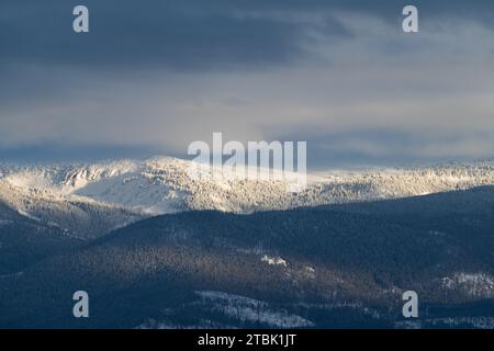 La tempête de neige du milieu de l'hiver sur la chaîne de montagnes Indian Peaks, fournit une toile de fond mystérieuse dramatique au-dessus de la vallée du Fraser. Banque D'Images