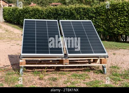 Panneaux photovoltaïques sur la palette en bois dans le jardin de la maison. Concept d'énergie verte. Banque D'Images