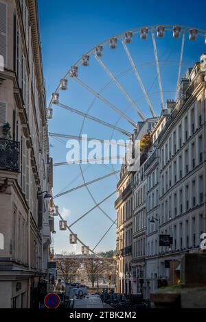 Paris, France - 12 06 2023 : vue sur la grande roue dans le jardin des Tuileries depuis la rue Saint-Roch Banque D'Images