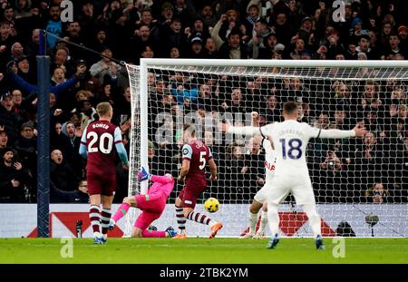 Cristian Romero de Tottenham Hotspur marque le but d'ouverture lors du match de Premier League au Tottenham Hotspur Stadium, à Londres. Date de la photo : jeudi 7 décembre 2023. Banque D'Images