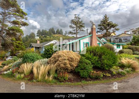Jardins, plantes et maisons de vacances côtières dans la petite ville de Neskowin, Oregon, le long des rives de l'océan Pacifique, États-Unis Banque D'Images