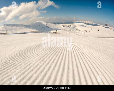 Pistes fraîches le matin, prêtes pour les sports d'hiver Banque D'Images