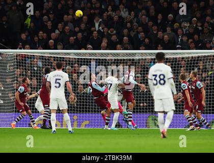 Tottenham Hotspur Stadium, Londres, Royaume-Uni. 7 décembre 2023. Premier League football, Tottenham Hotspur contre West Ham United ; Cristian Romero de Tottenham Hotspur dirige le ballon pour marquer son côté 1e but à la 11e minute pour en faire 1-0 crédit : action plus Sports/Alamy Live News Banque D'Images