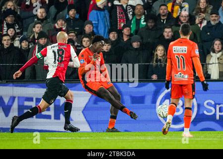 Rotterdam, pays-Bas. 07 décembre 2023. Rotterdam - Lequincio Zeefuik du FC Volendam marque les 1-1 lors du match d'Eredivisie entre Feyenoord et FC Volendam au Stadion Feijenoord de Kuip le 7 décembre 2023 à Rotterdam, aux pays-Bas. Crédit : photos boîte à boîte/Alamy Live News Banque D'Images