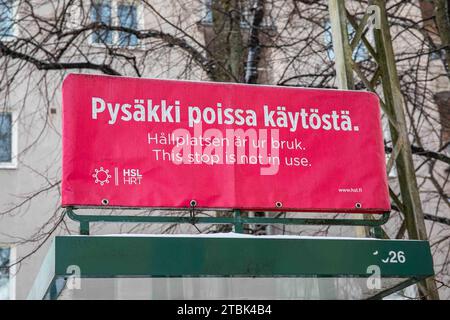 Pysäkki poissa käytöstä. Cette butée n'est pas utilisée. Panneau d'arrêt de bus HSL dans le quartier Munkkiniemi d'Helsinki, Finlande. Banque D'Images