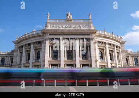 Façade du bâtiment Burgtheater, le théâtre national de l'Autriche à Vienne, un théâtre de langue allemande, avec le tram passant. Vienne, Autriche - septembre 2 Banque D'Images