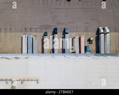 Images drone du toit d'un entrepôt de distribution alimentaire et d'un quartier en construction Banque D'Images