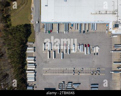 Images drone du toit d'un entrepôt de distribution alimentaire et d'un quartier en construction Banque D'Images