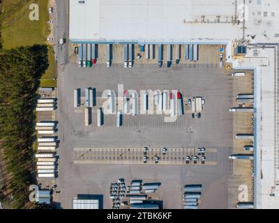 Images drone du toit d'un entrepôt de distribution alimentaire et d'un quartier en construction Banque D'Images