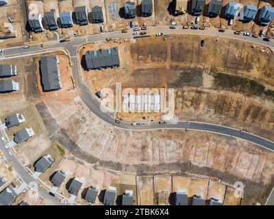 Images drone du toit d'un entrepôt de distribution alimentaire et d'un quartier en construction Banque D'Images