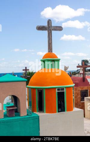 Mexique, Isla Mujeres, le cimetière principal des îles avec différents styles colorés de marqueurs funéraires Banque D'Images