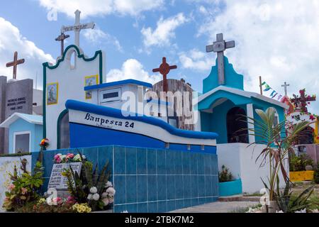 Mexique, Isla Mujeres, le cimetière principal des îles avec différents styles colorés de marqueurs funéraires Banque D'Images