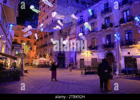 Une place historique avec une mer pleine de méduses. À partir du 24 novembre à Salerne peut être visité le soi-disant 'Luci d'Artista'. Toutes les rues de la vieille ville et de nombreux quartiers du centre-ville sont illuminés de beaux dessins colorés. Chaque jour, à partir de 17:00, les lumières s’allument et créent une atmosphère magique et évocatrice. Les installations d'éclairage sont créées par des artistes de renommée internationale et sont un mélange de créativité, d'innovation et de tradition. (Photo Pasquale Senatore/Pacific Press) Banque D'Images