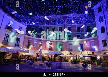 Une place historique avec une mer pleine de méduses. À partir du 24 novembre à Salerne peut être visité le soi-disant 'Luci d'Artista'. Toutes les rues de la vieille ville et de nombreux quartiers du centre-ville sont illuminés de beaux dessins colorés. Chaque jour, à partir de 17:00, les lumières s’allument et créent une atmosphère magique et évocatrice. Les installations d'éclairage sont créées par des artistes de renommée internationale et sont un mélange de créativité, d'innovation et de tradition. (Photo Pasquale Senatore/Pacific Press) Banque D'Images