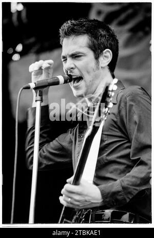 JON SPENCER, BLUES EXPLOSION, READING FESTIVAL, 1997 : un jeune Jon Spencer de Jon Spencer Blues explosion joue sur la scène principale au Reading Festival, Reading, Angleterre, le 22 août 1997. Le groupe tourne avec leur 5e album studio, Now I Got Worry. Photo : Rob Watkins Banque D'Images