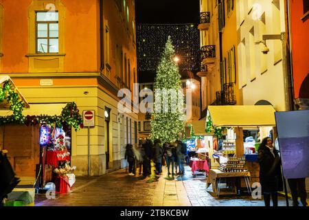 Superbe rue étroite avec vue sur l'arbre de Noël de Lugano dans la nuit et vieux bâtiment de la ville suisse Banque D'Images