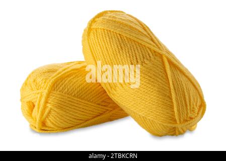 Boules de fil de laine de couleur jaune isolé sur blanc avec chemin de découpage inclus Banque D'Images