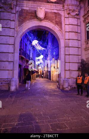 7 décembre 2023, Salerne, Campanie/Salerne, Italie : une place historique avec une mer pleine de méduses. À partir du 24 novembre à Salerne peut être visité le soi-disant ''Luci d'Artista''. Toutes les rues de la vieille ville et de nombreux quartiers du centre-ville sont illuminés de beaux dessins colorés. Chaque jour, à partir de 17:00, les lumières s’allument et créent une atmosphère magique et évocatrice. Les installations d'éclairage sont créées par des artistes de renommée internationale et sont un mélange de créativité, d'innovation et de tradition. (Image de crédit : © Pasquale Senatore/Pacific Press via ZUMA Press Wire) ÉDITORIAL Banque D'Images