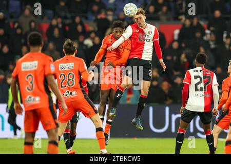 Rotterdam, pays-Bas. 07 décembre 2023. ROTTERDAM, PAYS-BAS - DÉCEMBRE 7 : Mats Wieffer de Feyenoord remporte le ballon de Lequincio Zeefuik lors du match néerlandais d'Eredivisie entre Feyenoord et le FC Volendam au Stadion Feijenoord le 7 décembre 2023 à Rotterdam, pays-Bas (photo Hans van der Valk/Orange Pictures) crédit : Orange pics BV/Alamy Live News Banque D'Images