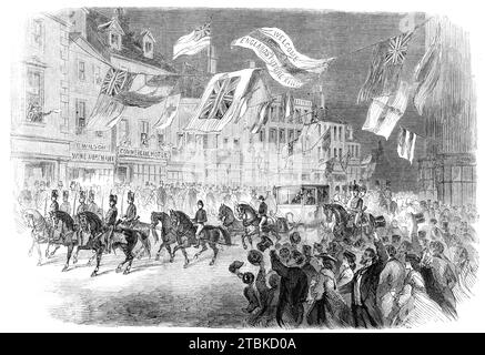 Visite du Prince de Galles à Clumber : son Altesse Royale passant par Worksop, 1861. Le futur roi Édouard VII est invité dans une demeure seigneuriale du Nottinghamshire. Vers 13 heures, le cortège, précédé de sa grâce le duc de Newcastle et Lord Lincoln à cheval, escorté par la troupe Clumber des Sherwood Rangers, quitta le parc pour la station Worksop. Tout au long de la route, il y avait des milliers de personnes rassemblées, qui acclamaient fort, longtemps et avec enthousiasme. Tous les sentiments de loyauté des bonnes personnes de Worksop et des villages environnants se sont révélés à cette occasion. Banque D'Images