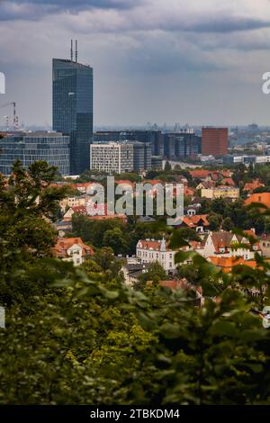 Gdansk, Pologne - juillet 23 2023 : magnifique panorama nuageux de la ville de Gdansk et des gratte-ciel et des bâtiments d'entreprise dans le quartier Oliwa vu de l'observation po Banque D'Images