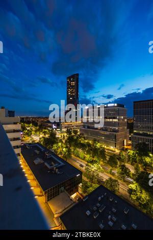 Wroclaw, Pologne - juillet 17 2023 : magnifique paysage urbain de Gwiazdzista centre sud avec des bâtiments corporatifs et résidentiels avec Sky Tower gratte-ciel nex Banque D'Images