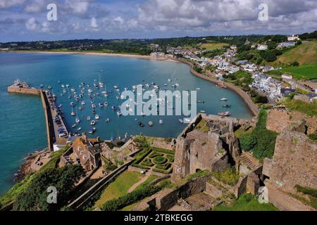 Gorey : village, bateaux, jetée et mer turquoise du château du Mont Orgueil, Gorey, Jersey, îles Anglo-Normandes, Royaume-Uni Banque D'Images