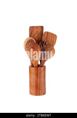 Ensemble d'ustensiles de cuisine en bois dans le récipient isolé sur fond blanc. Banque D'Images