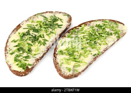 Deux sandwichs avec beurre et oignon vert isolé sur fond blanc. Banque D'Images