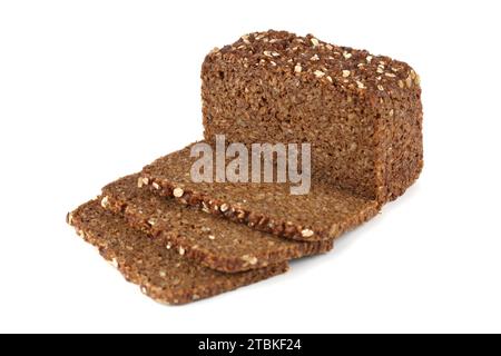Tranches de pain aux graines de tournesol et flocons d'avoine isolés sur fond blanc. Banque D'Images