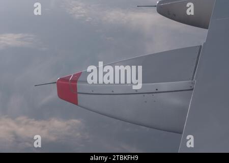 Carénage de rail de volet (qui contient le mécanisme de volet) sur un Airbus A319 BA vu de la fenêtre d'un avion BA. Banque D'Images