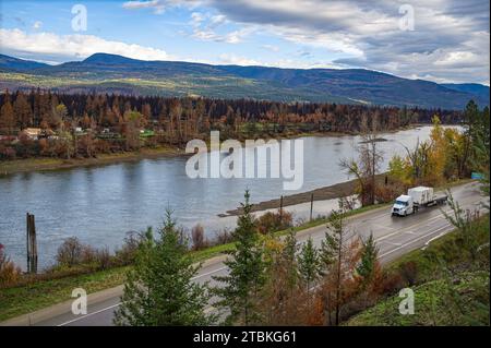 Un camion roule sur la route transcanadienne avec Shuswap Lake - la région a subi de graves dommages causés par le feu de Bush Creek East qui a brûlé en août. Banque D'Images